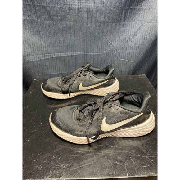 Nike Grade School Revolution 5 SE Black and White Sneakers Size 5Y/6.5w - Picture 1 of 6